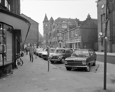 855273 Afbeelding van geparkeerde auto's bij de parkeermeters in de Nobelstraat te Utrecht.